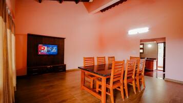 Family Room | Bathroom | Shower, towels, toilet paper