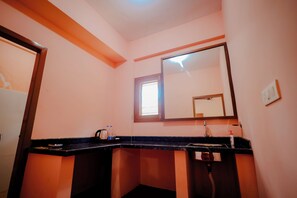 Family Twin Room | Desk, laptop workspace