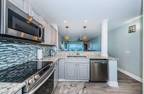 Kjøleskap, mikrobølgeovn, ovn og oppvaskmaskin