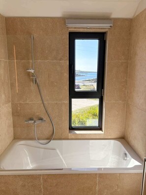 Douche, sèche-cheveux, serviettes fournies