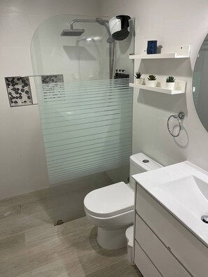 Appartement, 2 slaapkamers, balkon, uitzicht op zwembad | Badkamer