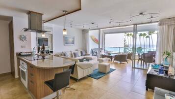 Căn hộ, 2 phòng ngủ, ban công, quang cảnh hồ bơi | Khu phòng khách