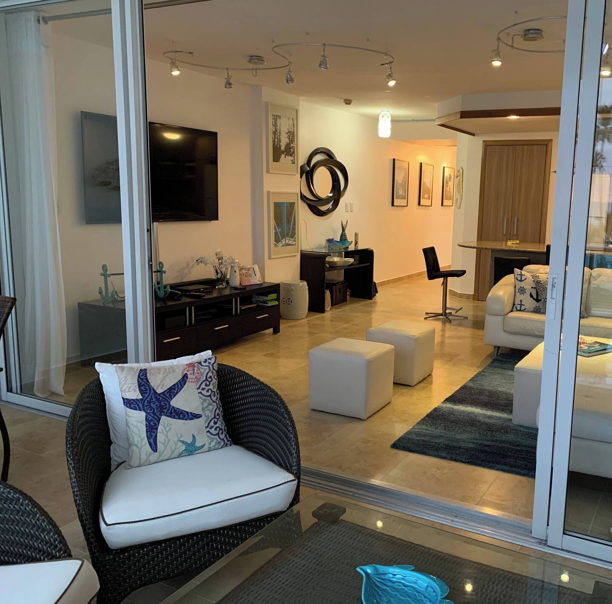 Căn hộ, 2 phòng ngủ, ban công, quang cảnh hồ bơi | Khu phòng khách