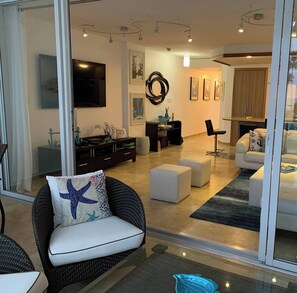 Departamento, 2 habitaciones, balcón, vista a la alberca | Área de sala de estar