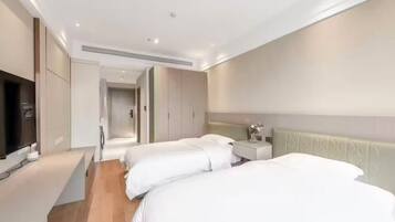 Habitación urbana con 2 camas individuales, vista a la ciudad | Espacio para trabajar con laptop y wifi gratis