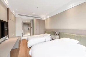 City-værelse med 2 enkeltsenge - byudsigt | Arbejdsområde til bærbare computere, gratis Wi-Fi