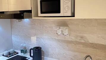 Frigobar, microondas y utensilios de cocina
