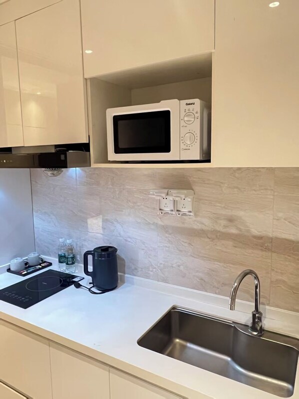 迷你冰箱、微波炉、厨具/餐具