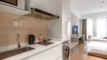 Habitación urbana con 2 camas individuales, vista a la ciudad | Espacio para trabajar con laptop y wifi gratis