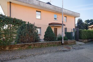 Exterior - Casa Vacanze “Martina” with Private Terrace near Lake Como (San Fermo della Battaglia)