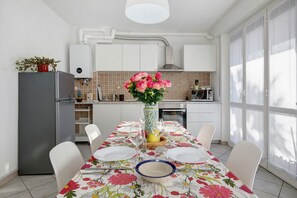 Fridge, microwave, oven, stovetop - Casa Vacanze “Martina” with Private Terrace near Lake Como (San Fermo della Battaglia)