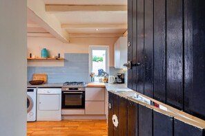 ثلاجة، ميكروويف، فرن، غسالة أطباق