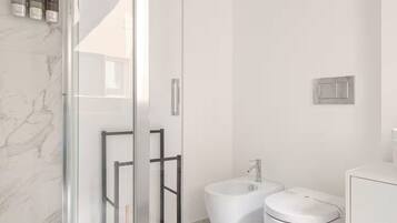 Asciugacapelli, asciugamani, sapone, shampoo