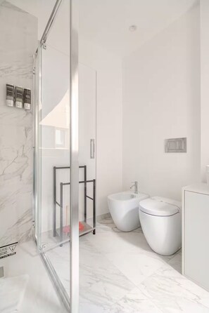 Haartrockner, Handtücher, Seife, Shampoo