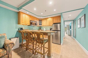 ثلاجة، ميكروويف، غسالة أطباق، ماكينة لصنع القهوة/الشاي