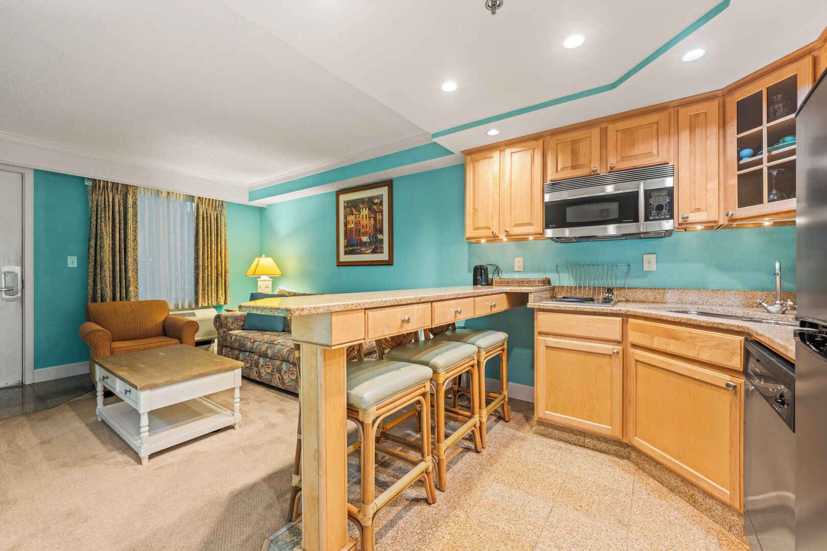 Refrigerador, microondas, lavavajillas y cafetera y tetera 