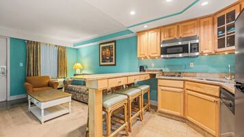 Refrigerador, microondas, lavavajillas y cafetera y tetera