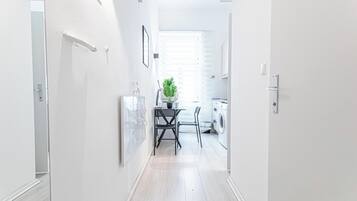 Apartamento básico | Cozinha privada | Geladeira, micro-ondas, fogão, cooktop