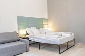 Perushuoneisto | Kannettavalle tietokoneelle sopiva työtila, silitysrauta/-lauta