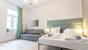 Espacio para trabajar con laptop y tabla de planchar con plancha