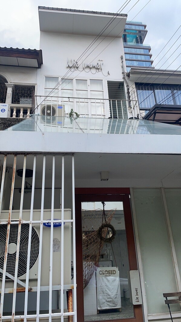 المنشأة من الخارج