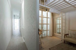 Desk, laptop workspace, free WiFi