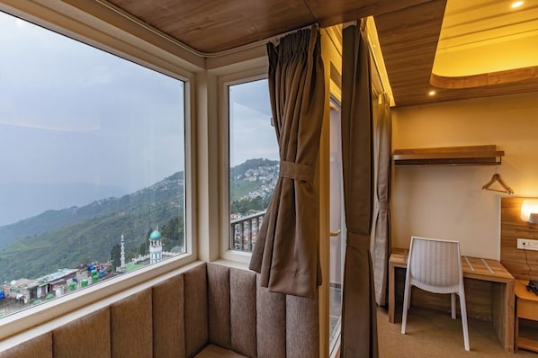 Premium-Zimmer, Balkon, Bergblick | Schreibtisch, schallisolierte Zimmer, kostenloses WLAN