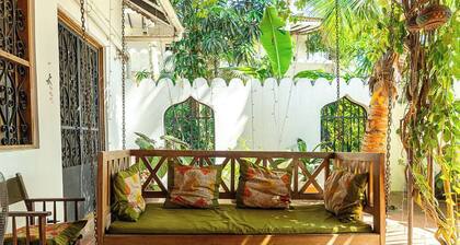 Dragonfly Cottage: Cozy 3-Bedroom Cottage w/Private Terrace in Bagamoyo Old Town