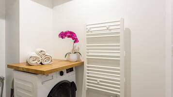 Appartement, uitzicht op tuin | Badkamer | Een douche, een regendouche, milieuvriendelijke toiletartikelen