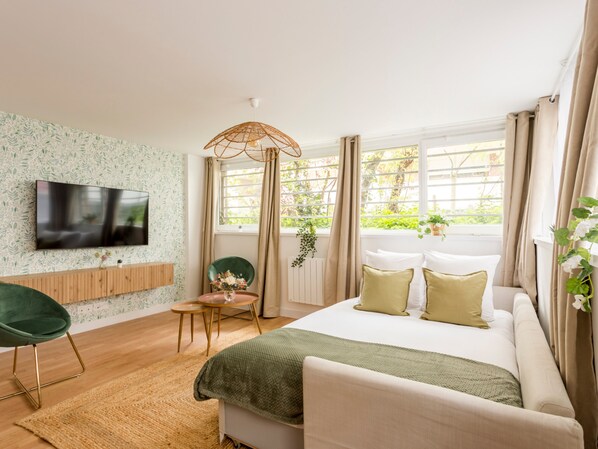 Appartement, uitzicht op tuin | Woonruimte | Een 32-inch smart-tv met kabelzenders, Netflix en streamingdiensten