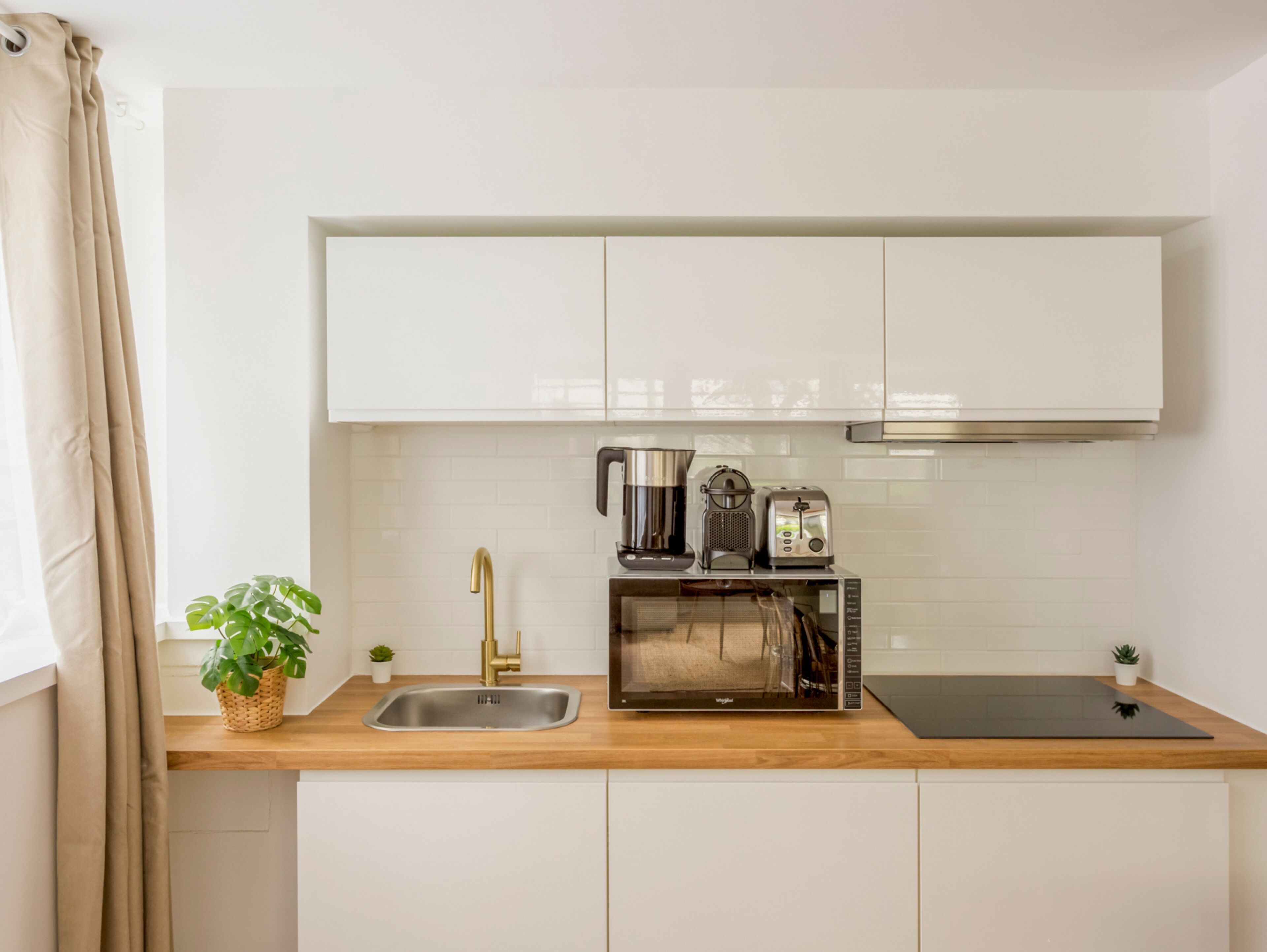 Apartamento, vistas al jardín | Cocina privada | Frigorífico, microondas, placa de cocina y hervidor eléctrico