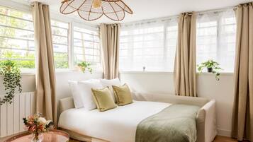 Apartamento, vista para o jardim | Área de estar | Smart TV 32 polegadas com canais a cabo, Netflix, serviços de streaming