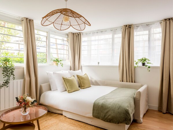 Apartemen, pemandangan kebun | Area keluarga | Smart TV 32-inci dengan saluran TV kabel, Netflix, dan layanan streaming