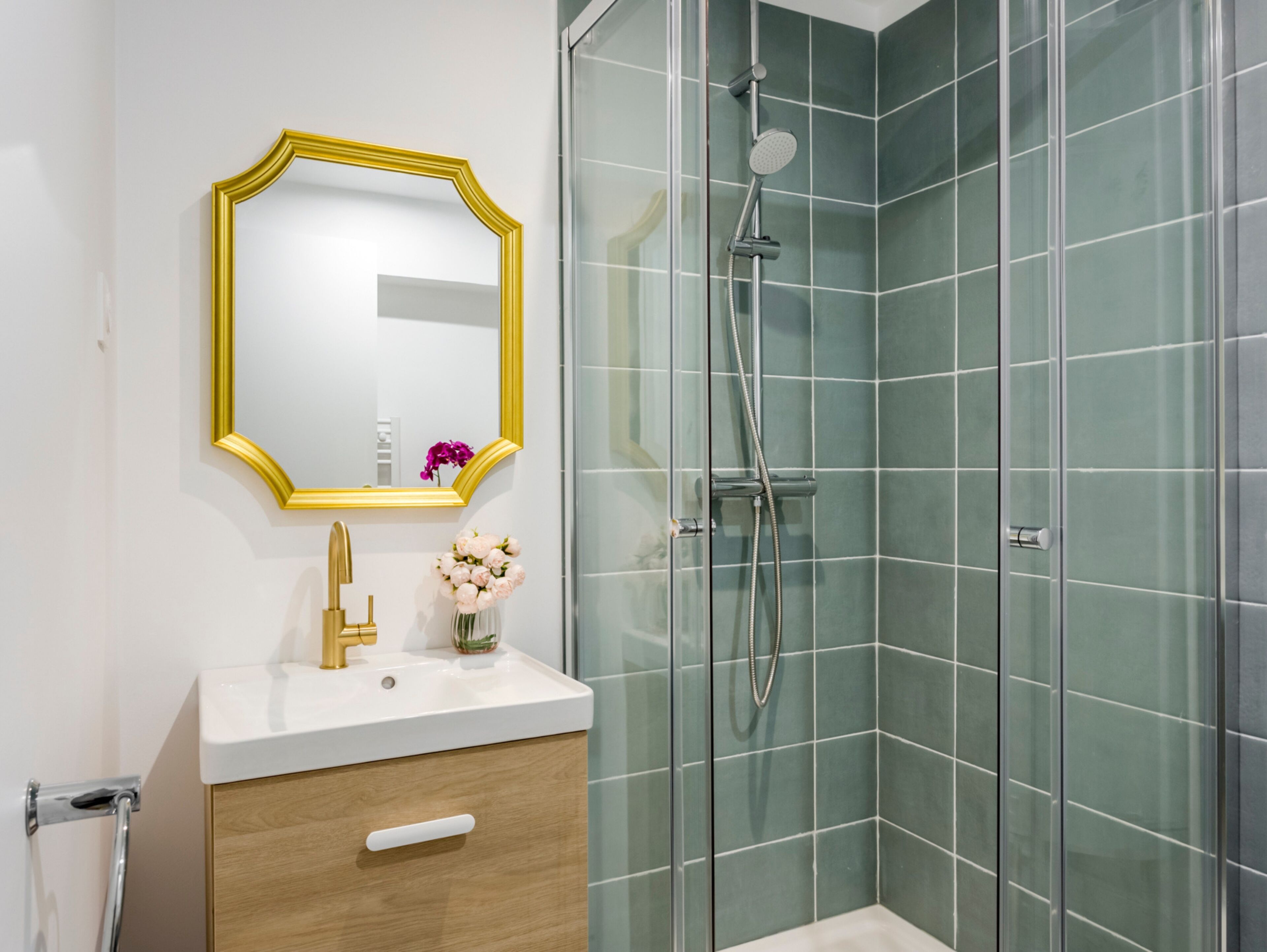 Dusche, Regendusche, umweltfreundliche Kosmetikartikel, Haartrockner