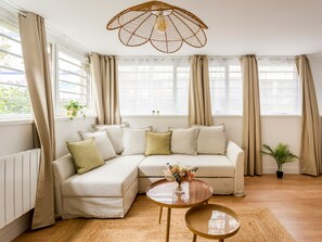 Apartemen, pemandangan kebun | Area keluarga | Smart TV 32-inci dengan saluran TV kabel, Netflix, dan layanan streaming