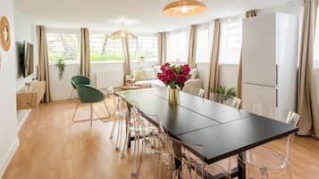 Apartamento, vistas al jardín | Zona de estar | Una Smart TV, Netflix, servicios de streaming, una oficina