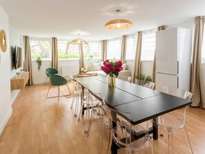 아파트, 정원 전망 | 거실 공간 | 케이블 채널 시청이 가능한 32인치 스마트 TV, 넷플릭스, 스트리밍 서비스