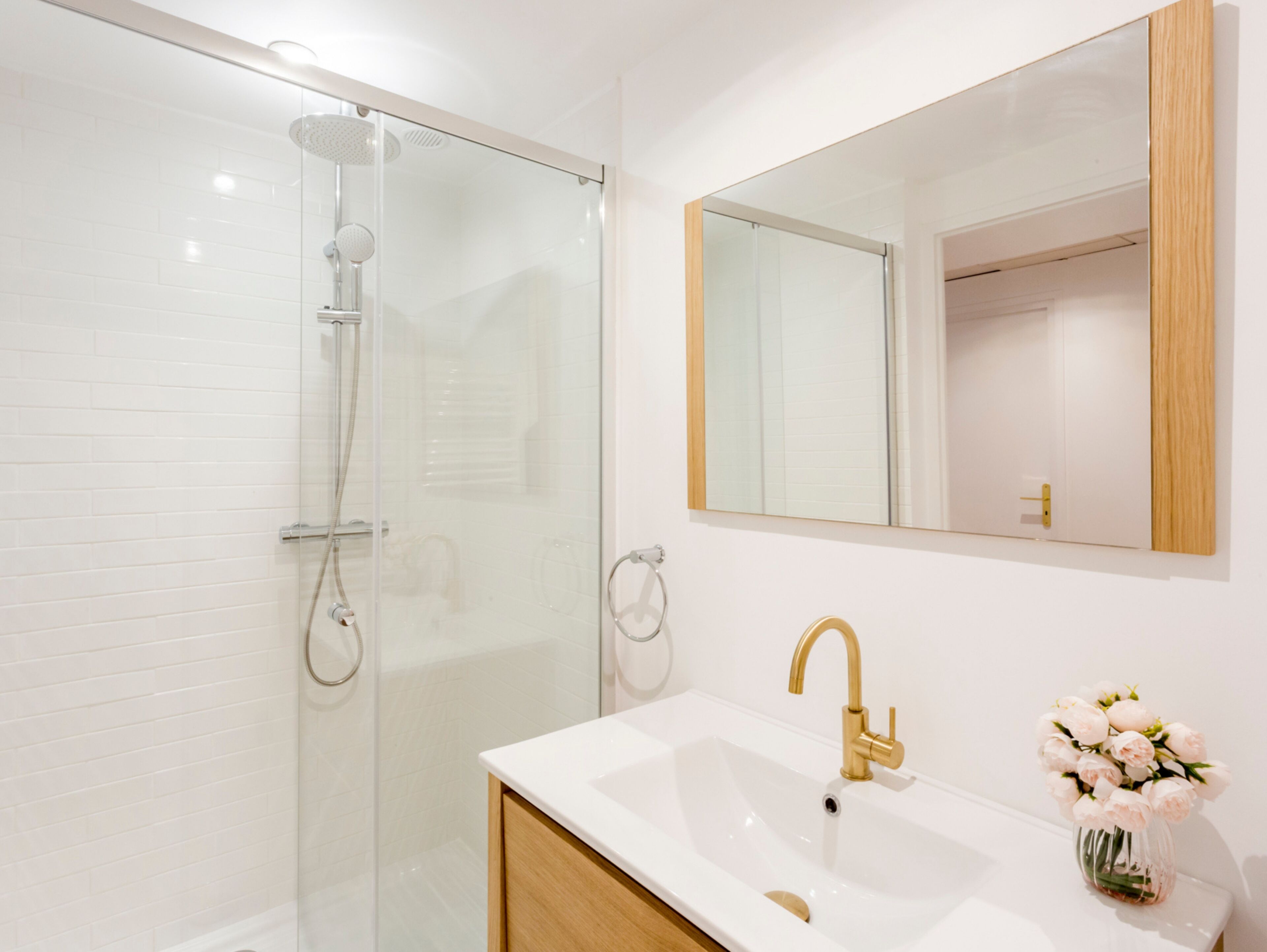 Apartamento, vista para o jardim | Banheiro | Chuveiro, chuveiro com efeito de chuva
