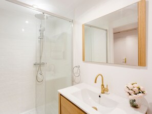 Apartamento, vista para o jardim | Banheiro | Chuveiro, chuveiro com efeito de chuva