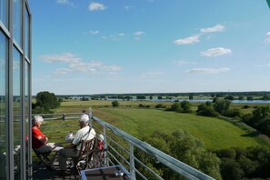 Property grounds - Holiday Home 'Familienhaus' with Private Terrace, Shared Garden and Wi-Fi (Trebel)