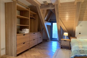 2 عدّة غرف نوم ومكواة/لوح كي وواي فاي وملاءات أسرّة