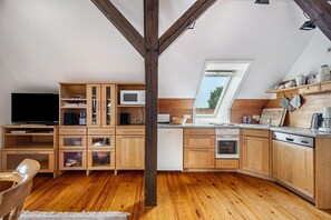 Coffee/tea maker, fridge, microwave, oven