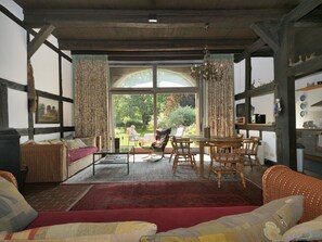 Fernseher, Kamin, DVD-Player, Tischtennisplatte