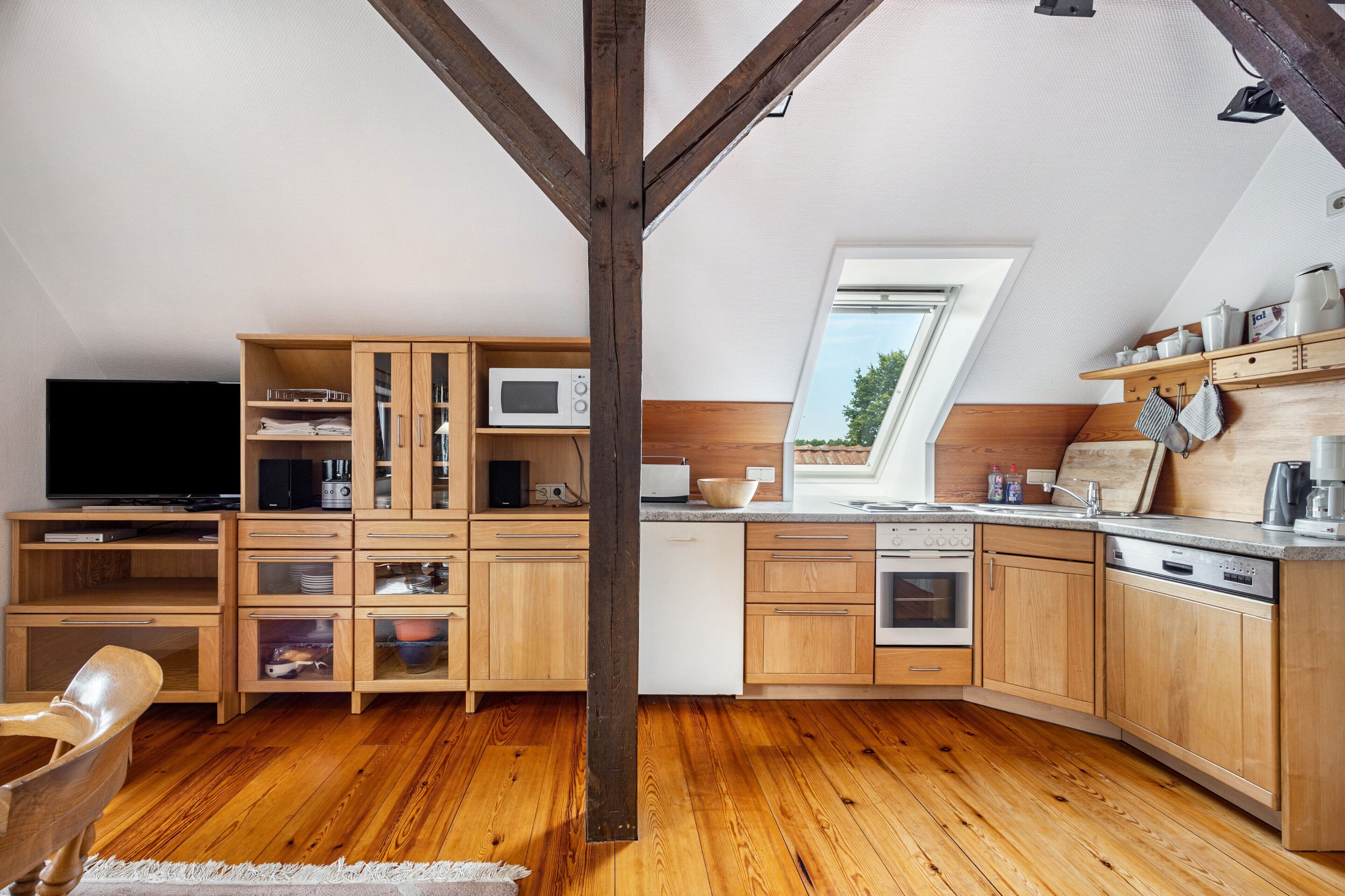 Wasserkocher mit Kaffee-/Teezubehör, Kühlschrank, Mikrowelle, Ofen