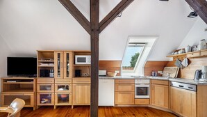 Wasserkocher mit Kaffee-/Teezubehör, Kühlschrank, Mikrowelle, Ofen