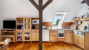 Wasserkocher mit Kaffee-/Teezubehör, Kühlschrank, Mikrowelle, Ofen
