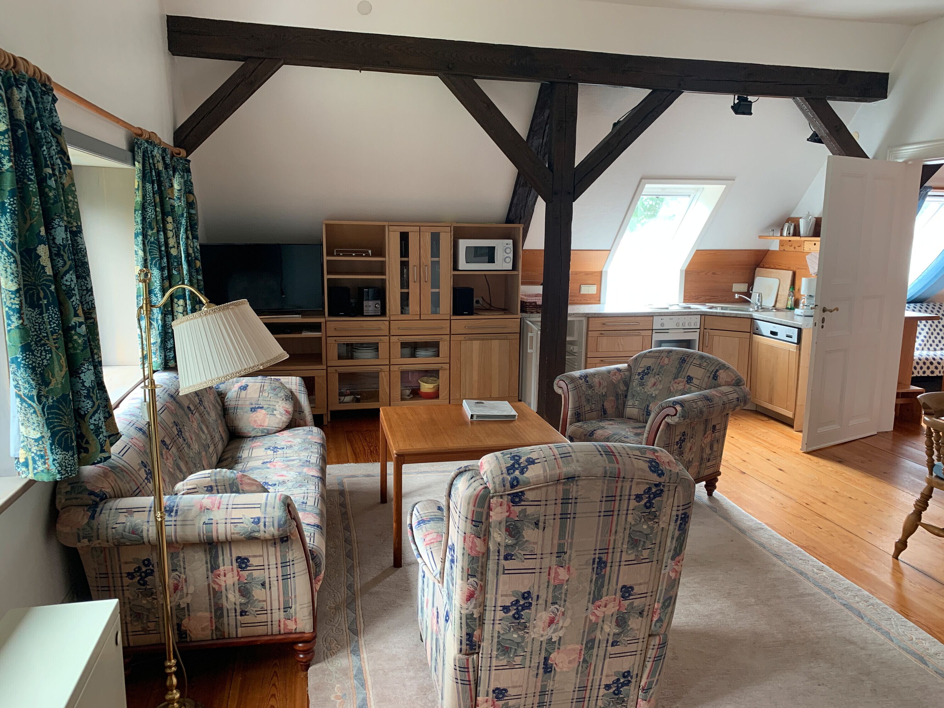 TV, DVD-spiller, bordtennis og stereoanlegg