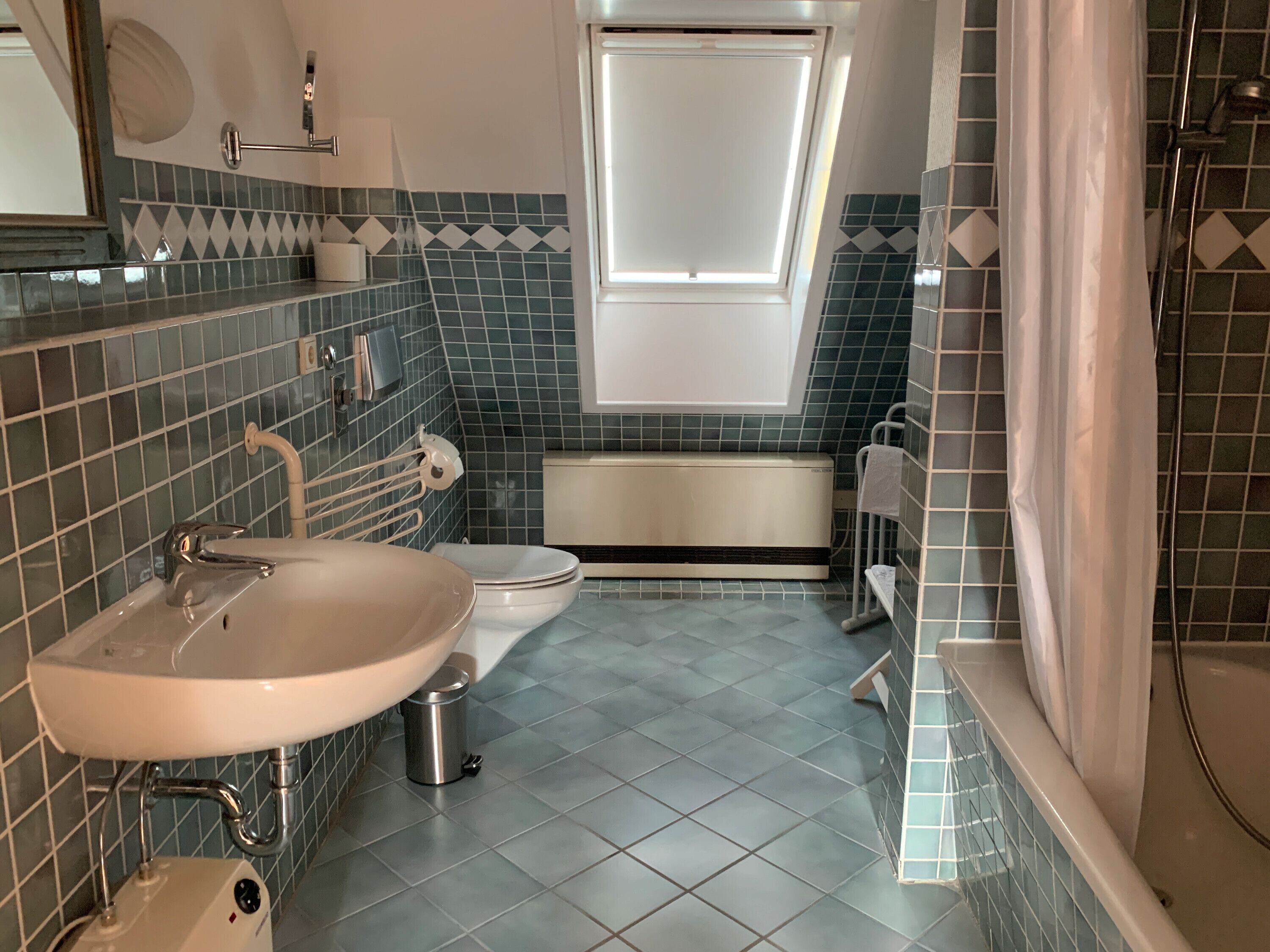 Dusj, hårføner og håndklær