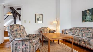 Fernseher, DVD-Player, Tischtennisplatte, Stereoanlage