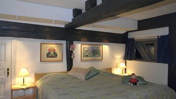 9 bedrooms, desk, iron/ironing board, WiFi